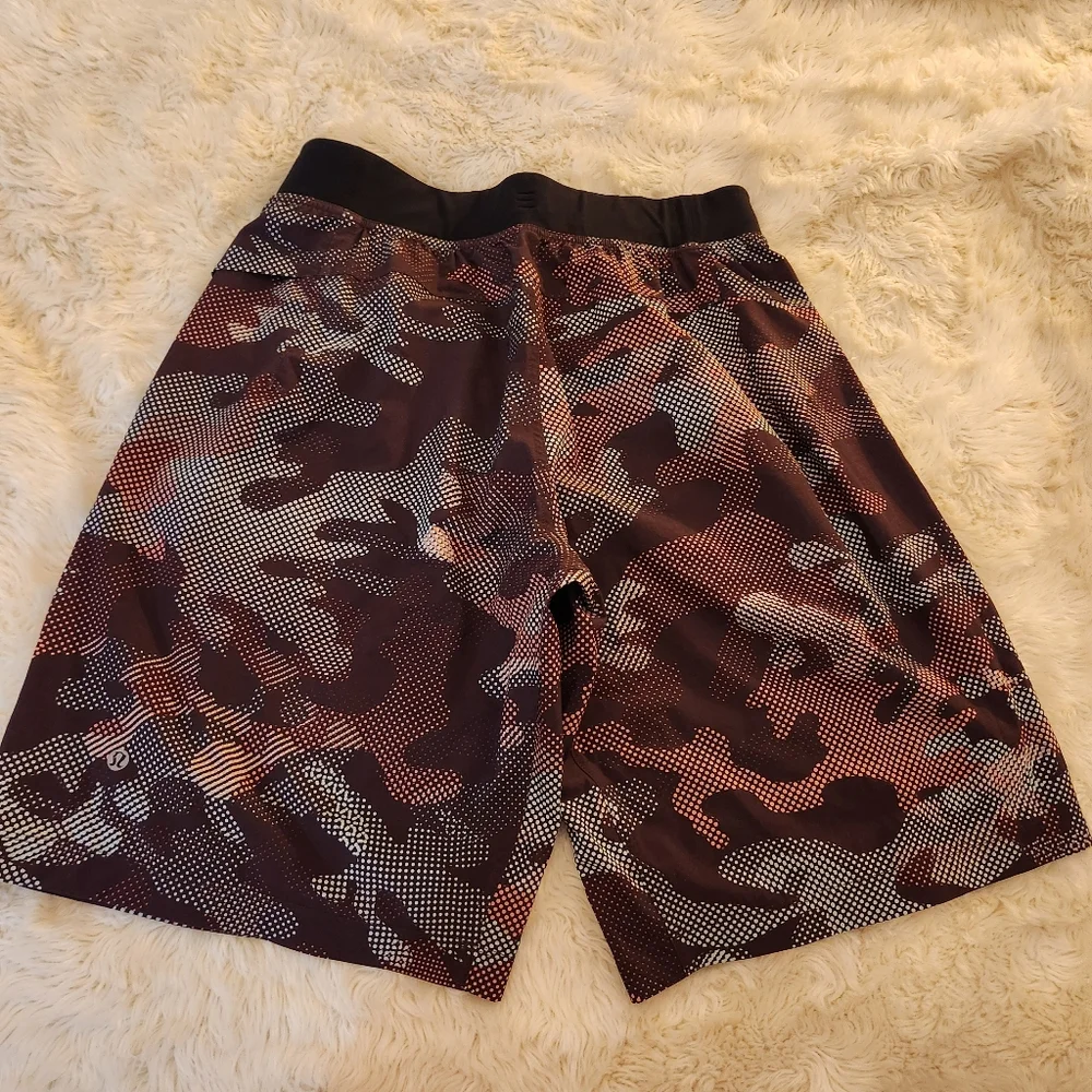 Lululemon Camo Print Size Medium Athletic Shorts